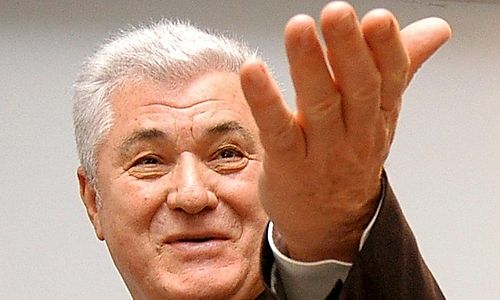 Liderul comuniştilor nu a precizat însă cine este interesat, în opinia lui, de devalorizarea artificială a activelor băncii.