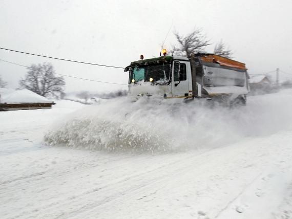 Tototată, peste 3100 de kilometri de drumuri locale au fost izolaţi de nămeţi în acea perioadă, în special din raioanele Ungheni, Rezina şi Edineţ.