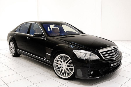 El a mai spus că cele trei automobile de marca Mercedes S-Class 550 vor fi aduse cu o autospecială.