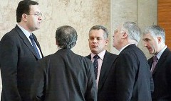 ”Dacă pleacă premierul, odată cu el pleacă întregul Cabinet de miniștri”, spune constituționalistul.