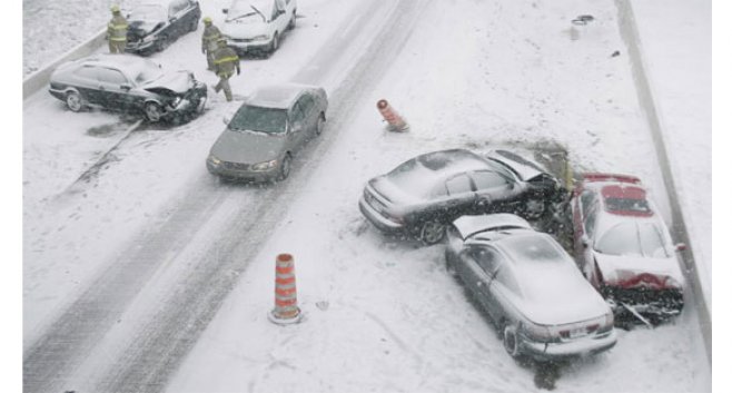 În condiţiile în care apăsăm acceleraţia şi autoturismul nu se mişcă de pe carosabilul devenit "patinoar", recurgem la trecerea într-o treaptă superioară. 