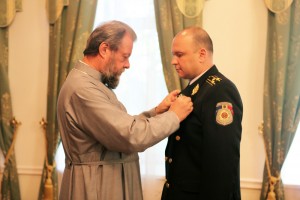 Distincția i-a fost oferită polițistului de către Mitropolitul Vladimir.