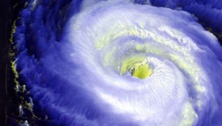 Uraganul Sandy este însoţit de rafale de vânt de peste 120 de kilometri la oră, care ameninţă să se intensifice