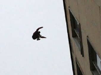 В воскресенье вечером на западе Москвы школьник упал с 11-го этажа одного из домов и остался жив.