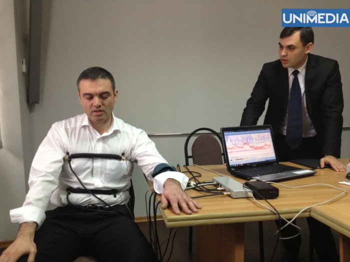 Înainte de a începe testul la poligraf, şeful Centrului Naţional Anticorupţiea mulţumit oficialilor SUA pentru suportul acordat în instruirea angajaţilor pentru a efectua teste la detectorul de minciuni.