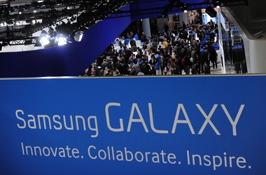 Galaxy S IV, новый смартфон, который готовит к выпуску Samsung, будет реагировать на движения глаз. Фото: AFP 