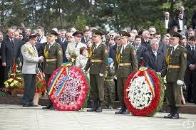 Mii de oamenii au venit astăzi la Complexul Memorial Eternitate pentru a cinsti memoria celor căzuţi în lupte şi a se ruga pentru pace. Foto: arena.md