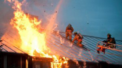 Acoperisul unui depozit de pe strada Mesterul Manole a luat foc.