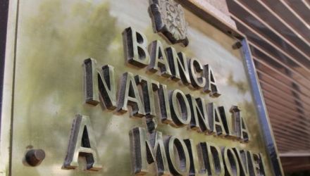 Pentru alte plăţi externe au fost distribuiţi 1.47 mil. dolari iar ieşirile aferente rezervelor obligatorii în valută străină ale băncilor licenţiate au costat 0.5 mil. dolari.