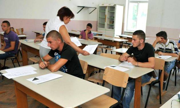  Amintim că, ieri, au fost reţinuţi circa 30 de profesori, părinţi şi studenţi pentru fraudarea examenului de bacalaureat.