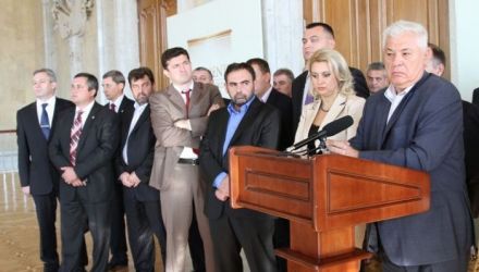 La sfârşitul lunii septembrie, unul dintre cei mai înflăcăraţi comunişti, Ion Ceban, a aderat la grupul socialiştilor, condus de Igor Dodon. 