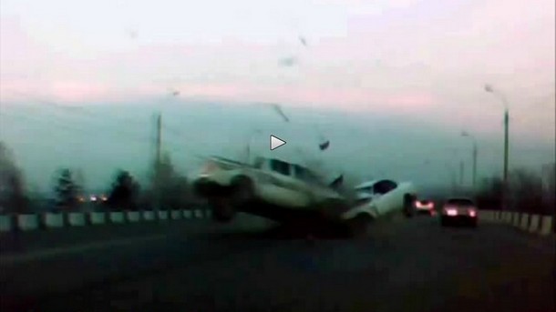 Accidentul a avut urmări fatale nu doar din cauza celui care a intrat pe contrasens, ci şi din cauza şoferului acelei Toyota. 