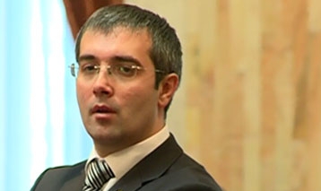 Mai mult, acesta susține că chiar a fost amenințat cu moartea de un coleg