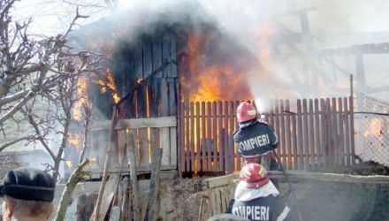 Specialiştii urmează să stabilească toate circumstanţele şi cauza producerii incendiului.