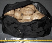 Poliţia a arestat trei persoane, între care un chinez şi un cetăţean din Singapore