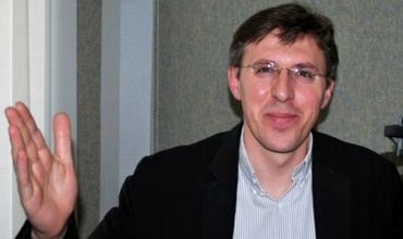 Столичный градоначальник Дорин Киртоакэ предлагает одной из начальниц мэрии решать некоторые проблемы за чашкой чая или как-то иначе. Фото: europalibera.org