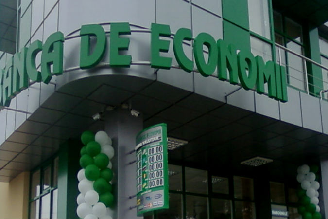 Скандалом вокруг Banca de Economii Партия коммунистов начала кампанию против Филата, которую (кампанию) не поддерживает Демократическая партия.