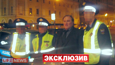Mercedesul în care călătorea echipa de filmare a lui Jerard Depardieu a fost ciocnit de taxi-ul cu pricina. Șase persoane din microbus s-au ales cu traume.