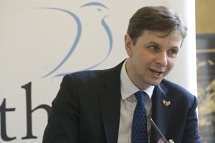 Владислав Кульмински работал консультантом в посольстве Великобритании в Кишиневе и экспертом в Ассоциации внешней политики.