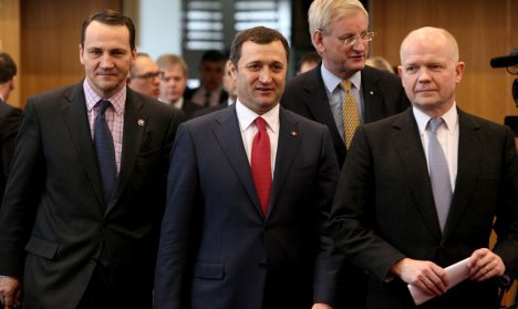 Конфликты внутри правящего  альянса не устраи­вают еврочиновников.