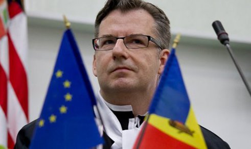 Dirk Schuebel, şeful misiunii Uniunii Europene la Chişinău, susţine că există două posibilităţi pentru situaţia politică creată.