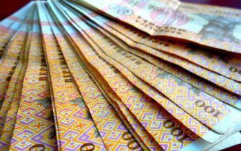 Leul moldovenesc s-a apreciat faţă de dolarul american şi euro