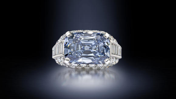 Diamantele albastre cu strălucire intensă sînt foarte rare, au precizat experţii casei de licitaţii Bonhams.