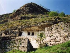 Mănăstirea Țâpova (Horodiște) din R. Moldova este cunoscută ca cel mai vechi și mai mare complex rupestru