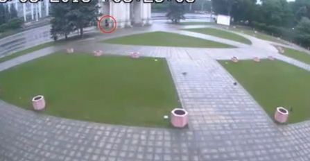 Drapelul amplasat sub Arcul de Triumf a fost rupt de vântul puternic, iar apoi luat de la pământ de către un necunoscut. 