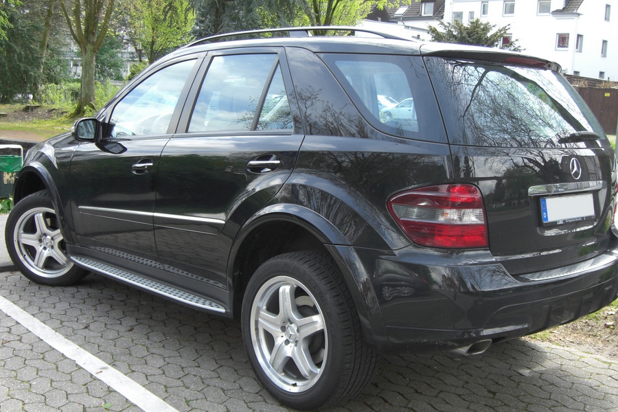 В 4 часа утра припаркованный на улице Костюжень автомобиль-внедорожник Mercedes ML загорелся. 