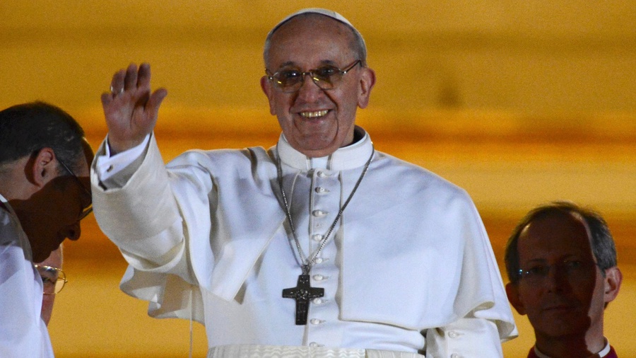 Pontiful a continuat dialogul imaginar şi a dat răspunsul ateului, care îi spune preotului că nu crede în Dumnezeu. 