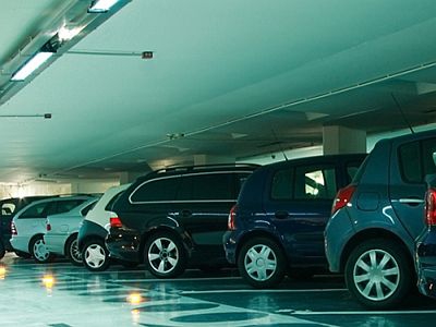Только у 64 депутатов из 101 есть собственные автомобили, у двух – мотоциклы, остальные ездят на публичном транспорте. 