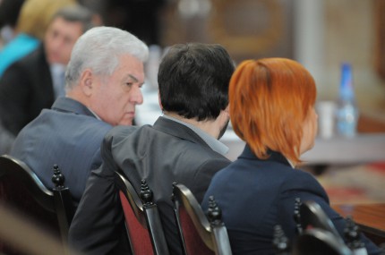Totuşi, culoarea părului la toţi trei e total diferită