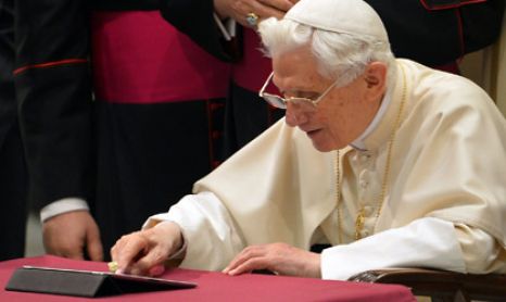 El a dat foc unui exemplar al Bibliei in timpul unei slujbe de canonizare oficiata de Papa Benedict