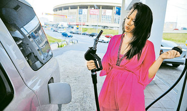 В то время как мировые цены на нефть снижаются, цены на бензин и дизтопливо в Молдове остаются пока непоколебимыми.