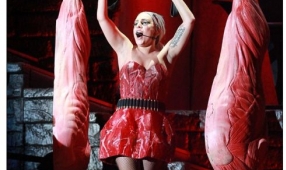 Lady Gaga a purtat rochia în timp ce a interpretat piesa „Americano”.
