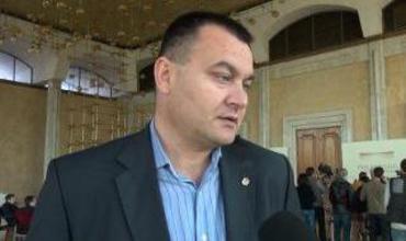 Ei cred că audierile nu sunt decât o farsă şi o bătaie de joc faţă de cetăţeni.
