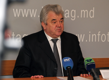 Плугару сказал,  что за последние три года АЕИ наговорил много неправды, не выполнил даже части обещаний, а реформы в юстиции проводятся исключительно на бумаге. Фото: infotag.md