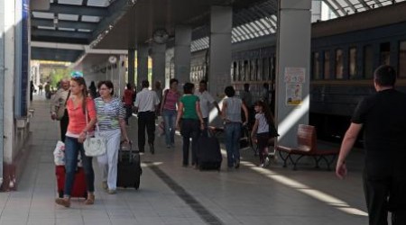 Гастарбайтеров, привыкших к твердой валюте, слабым молдавским леем не заманишь.