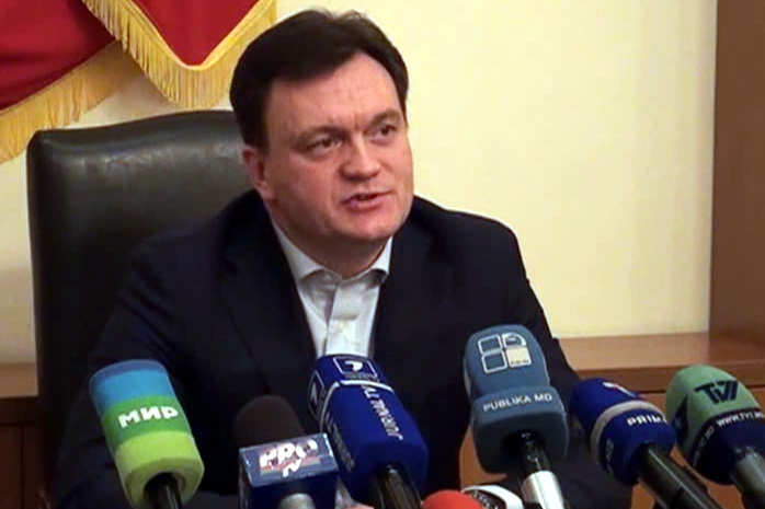 Чиновник продемонстрировал свой диплом калифорнийского Ньюпортского университета, который сегодня более известен как Джанусский университет.