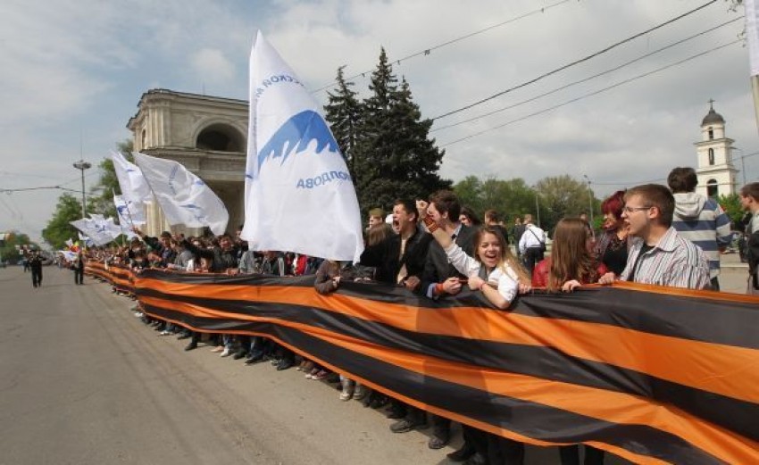  11.00, aripa tânără a Partidului Socialiştilor organizează o acţiune de protest