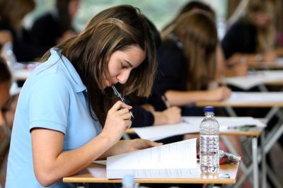 Candidaţii vor fi obligaţi să-şi lase lucrurile personale, inclusiv telefoanele mobile, într-o încapere specială, iar în clase vor fi monitorizaţi de camerele de luat vederi. 
