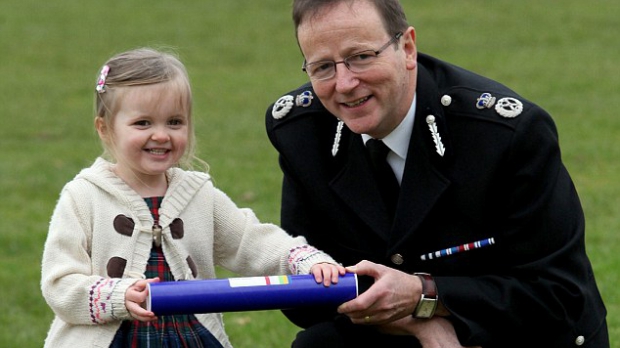 Micuţa Rowan, care a împlinit acum 3 ani, a primit un premiu din partea poliţiştilor din Edinburgh pentru fapta nemaipomenită pe care a făcut-o în 2011.