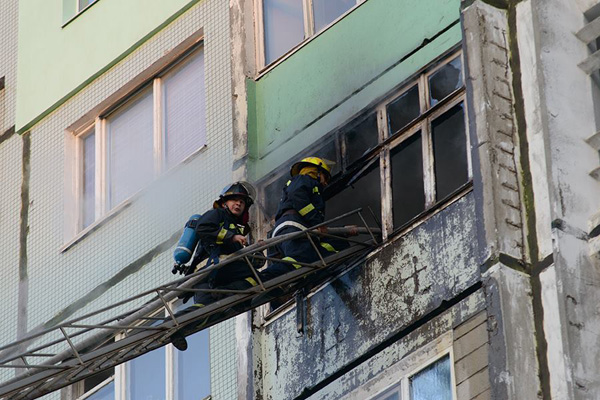 Un copil de 3 ani şi mama acestuia au fost scoşi din incendiu. 