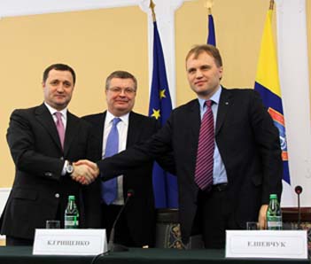 În timp ce premierul Filat mizează pe dialog și încredere reciprocă, liderul separatiştilor pare a fi categoric împotriva oricăror compromisuri