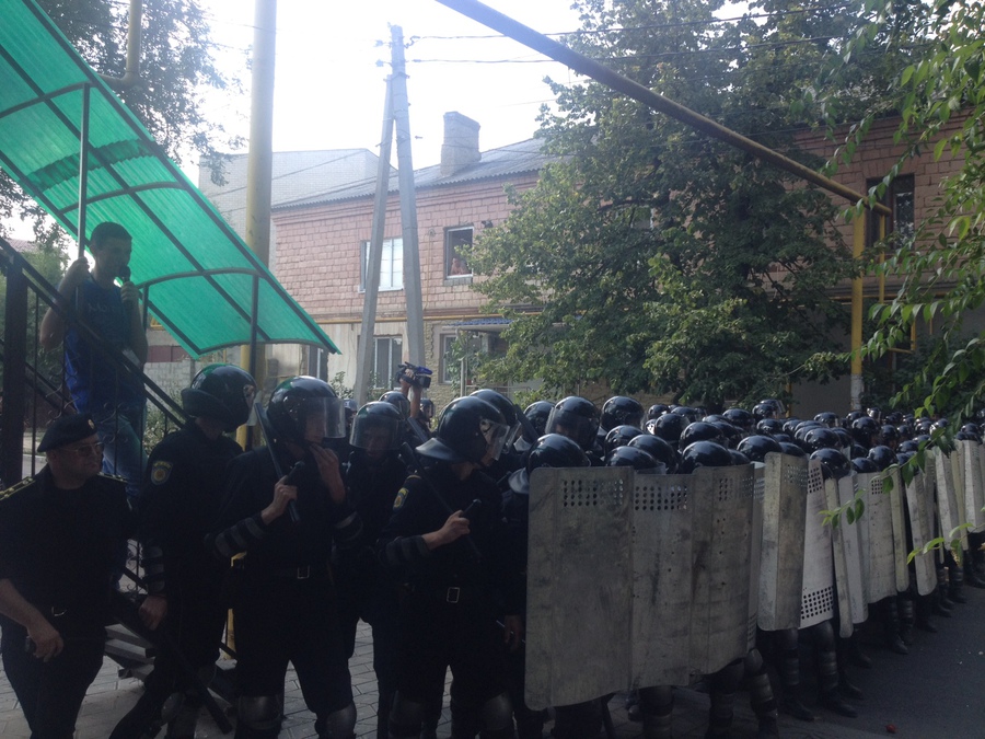 В городе появились омоновцы в касках и с щитами.