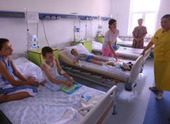 Medicii ţin cont de gravitatea stării pacienţilor şi îi externează pe cei care pot fi trataţi acasă, eliberând astfel paturile de spital pentru cei în stare mai gravă. 
