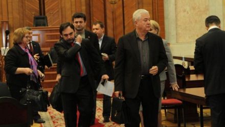 Deputaţii PCRM s-au arătat nemulţumiţi de faptul că Băieşu deţine şi cetăţenie română. 