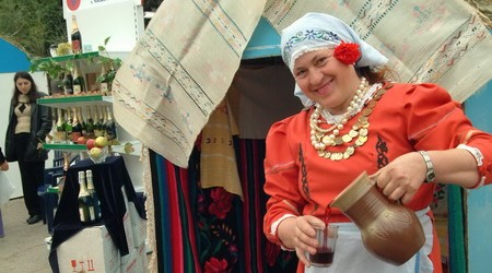 На главной площади Комрата свои стенды представляют винодельческие компании.