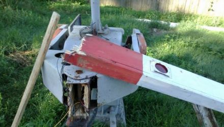 În urma impactului, au fost dărâmaţi gardul şi doi piloni, după care autovehicolul a lovit din plin şi a scos din funcţiune sistemul de activitate a pasajului.